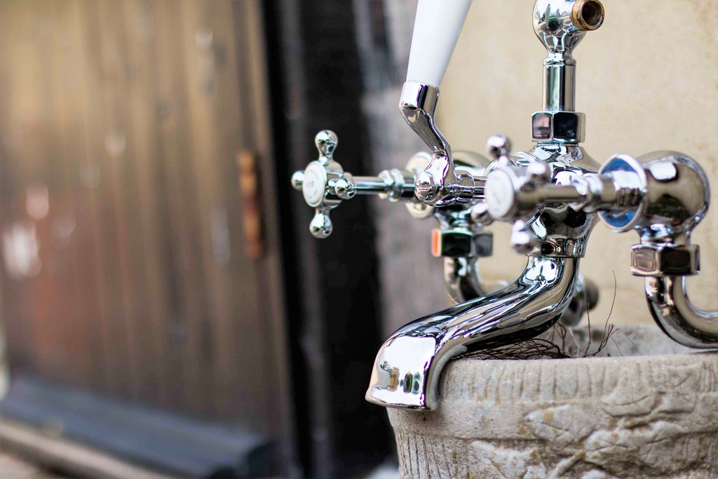 Bathroom fixtures & taps